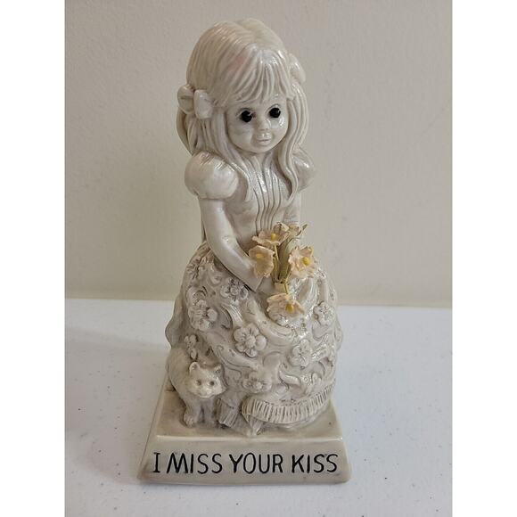 VTG R & W Berries Co I Miss Your Kiss 1971 Girl Knick Knack Figurine 9040 - Picture 2 of 10